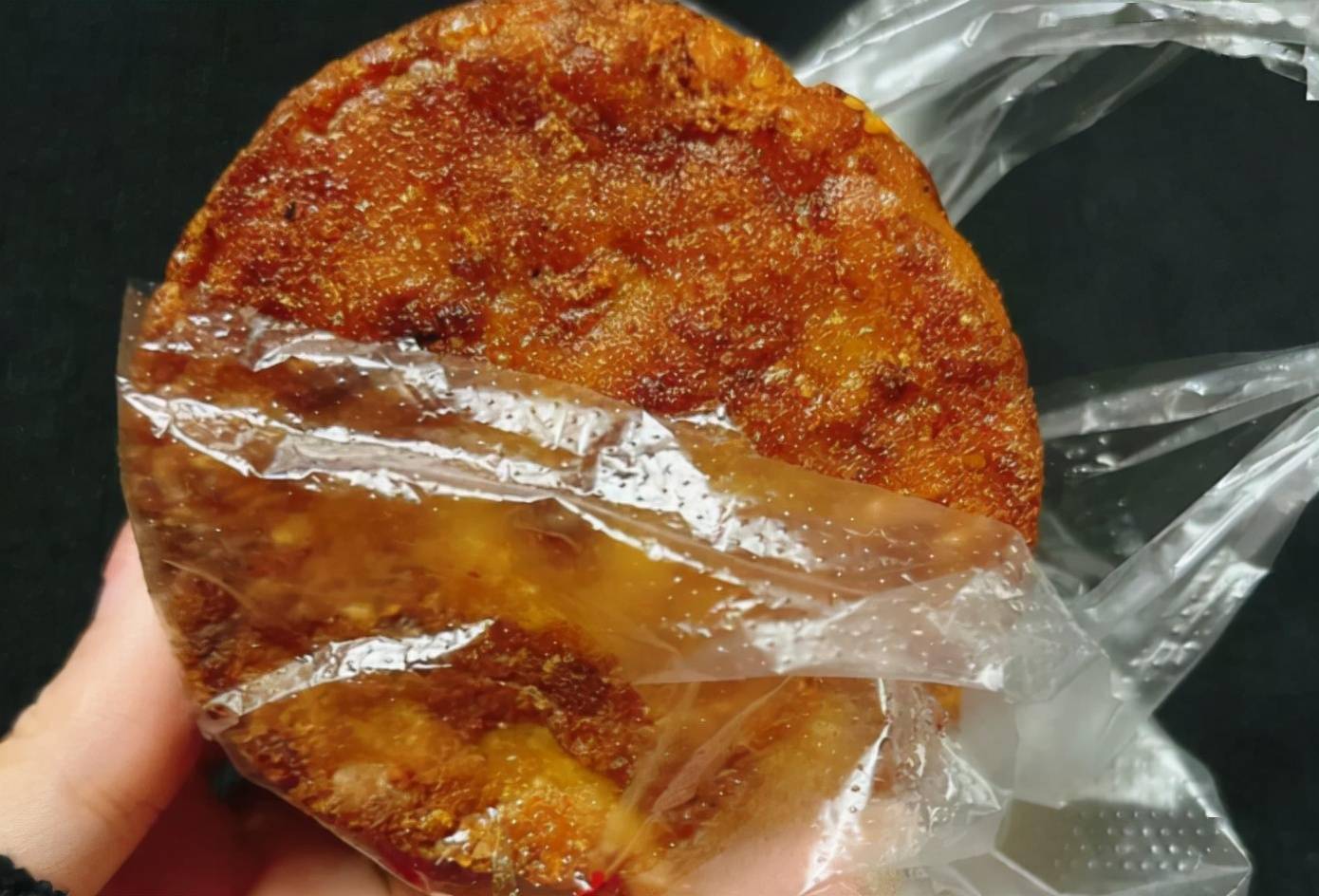 南京嚣张汉堡皇后叼着烟做汉堡网友真把自己当人上人