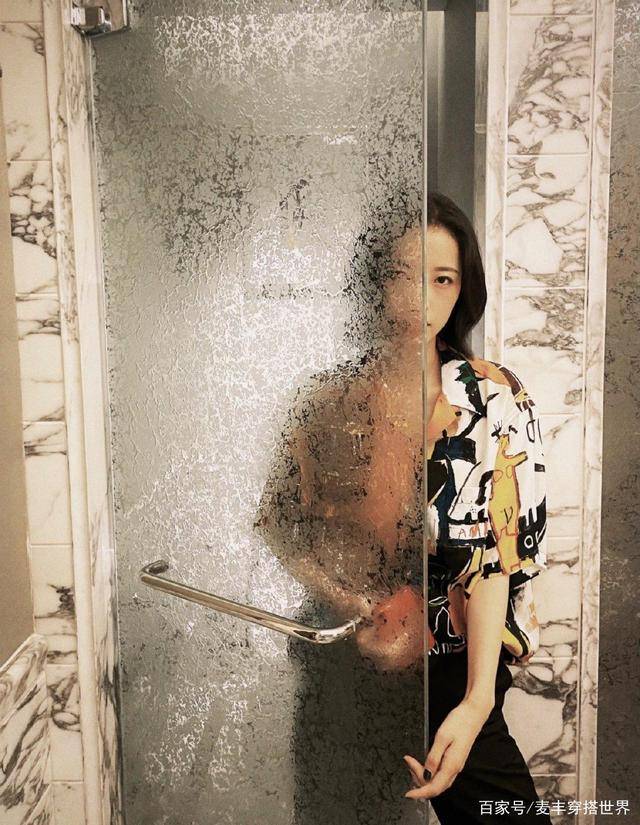 周雨彤厕所里面拍大片,印花衬衫配牛仔裤抱着马桶打游戏,很nice_黑色