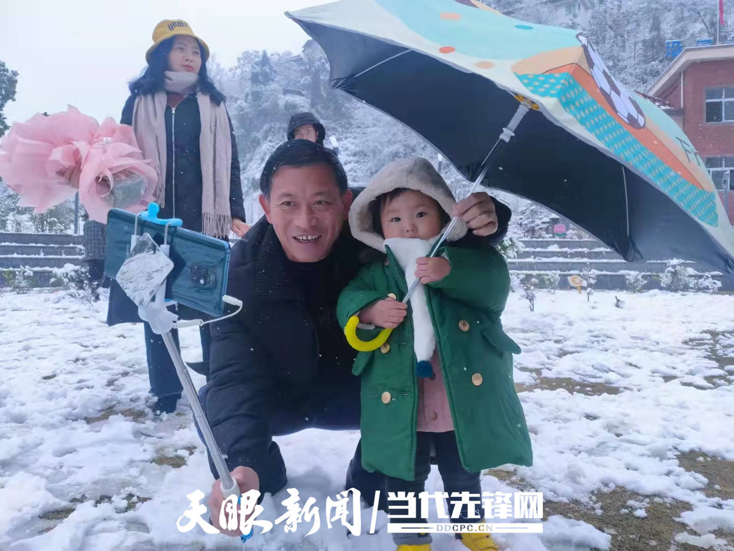 沿河：大可爱与小可爱走到户外享周末雪趣