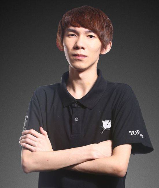 原名朱佳文,13丶14赛季打出统治级表现,被誉为世界第一ad选手,在队友