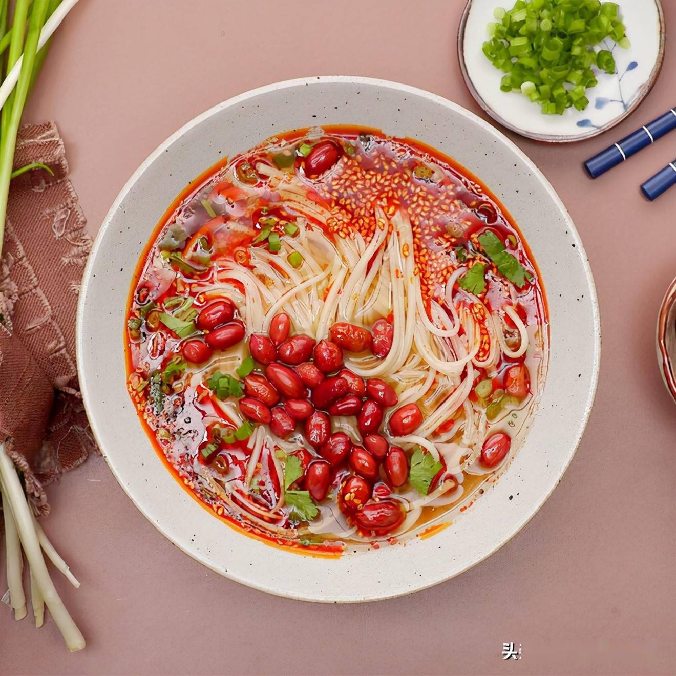 酸辣面的做法_汤底_油炸花生米_小勺