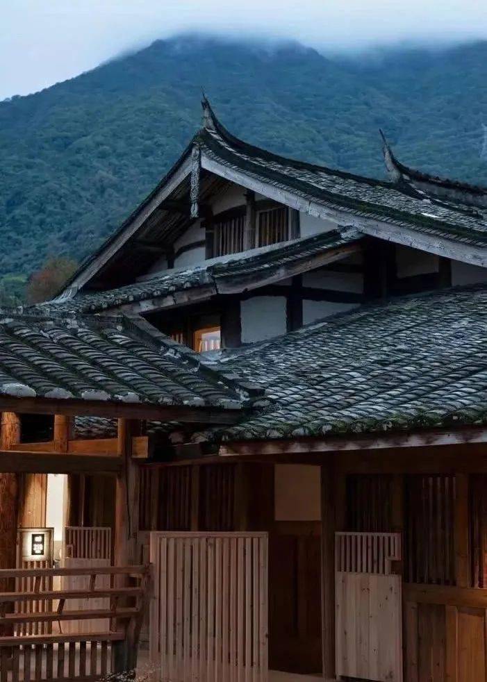 燕尾翘"屋脊上悬挂的木质装饰"悬鱼"雕刻了四种吉祥图案双鱼象征人丁