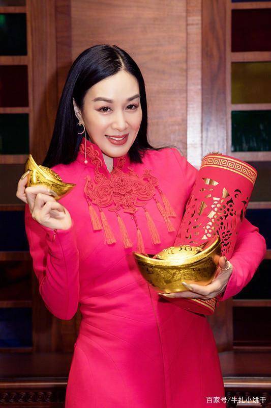 50岁钟丽缇身材真丰满穿中国风红裙藏不住凹凸感气质真好