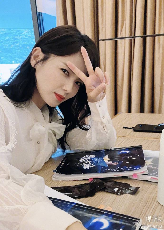 刘涛穿蝴蝶结雪纺衫手拿剧本知性优雅