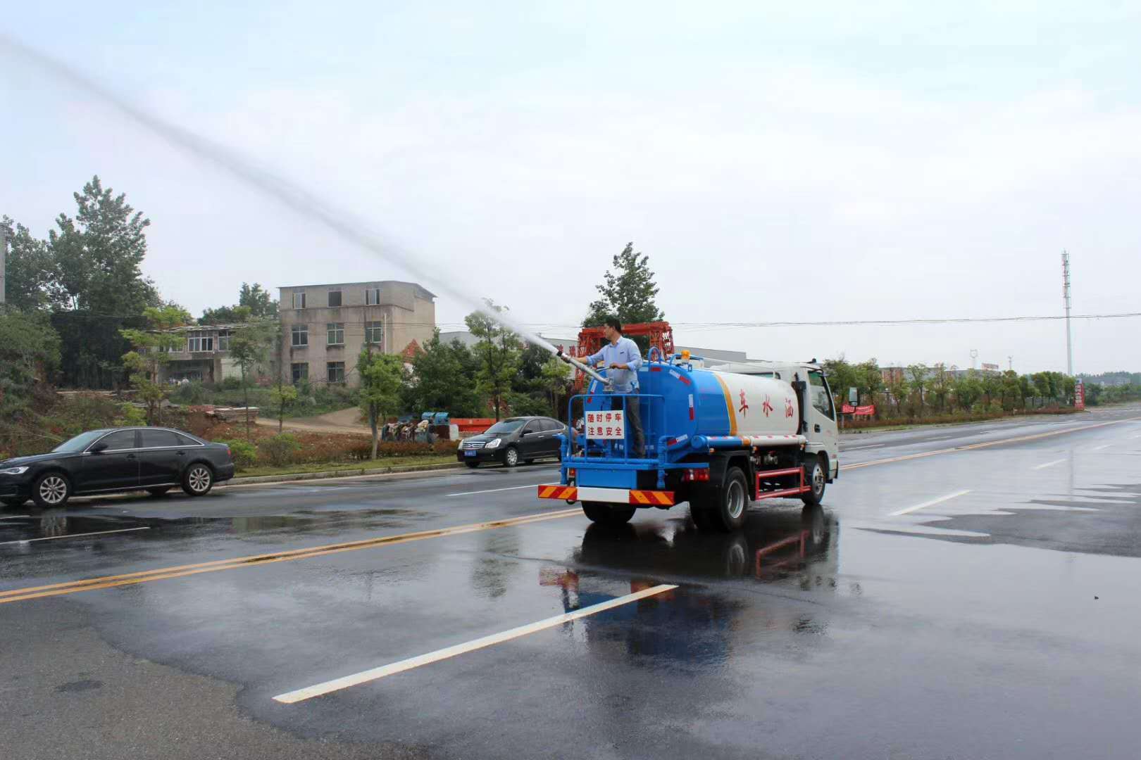 会从内心的感到对于这种声音,是要赶紧避让的,洒水车也是这样,只不过