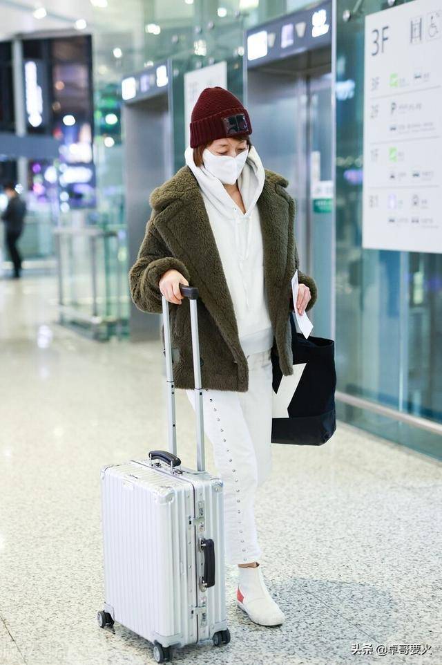 马伊琍气质不减穿墨绿色棉衣走机场加配包都过万状态好霸气