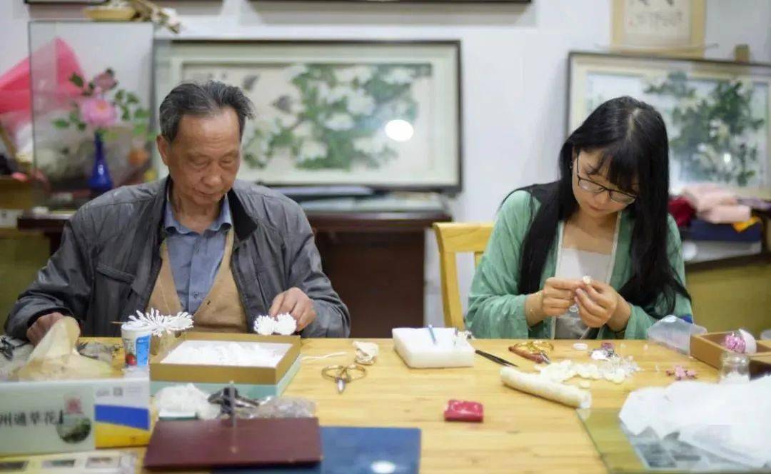 17岁学徒,他退而不休干了63年:做通草花,算是一种修行 | 今日宜似锦