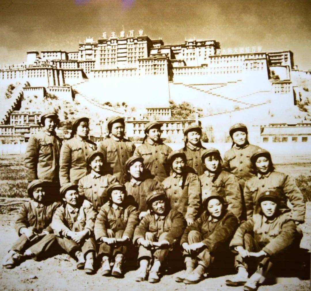 1952年18军进藏测量分队最早把觇标屹立在了世界屋脊.