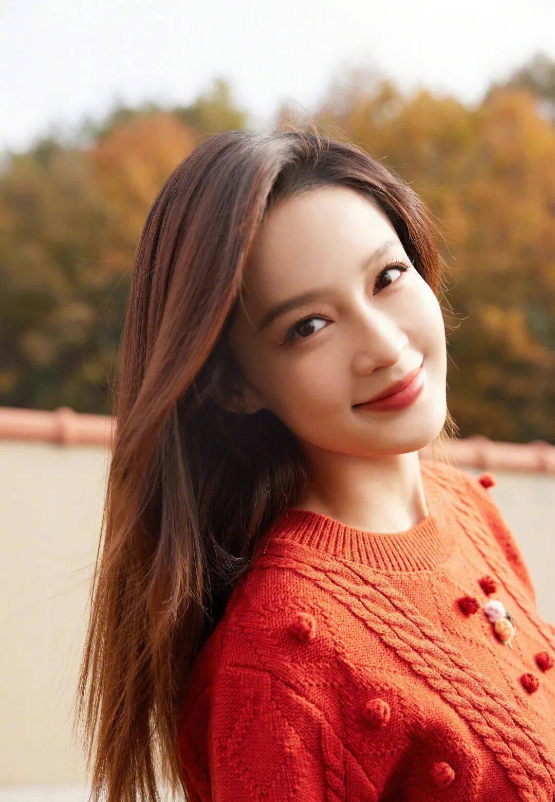 来看看李沁的变美史_颜色_红色_大衣