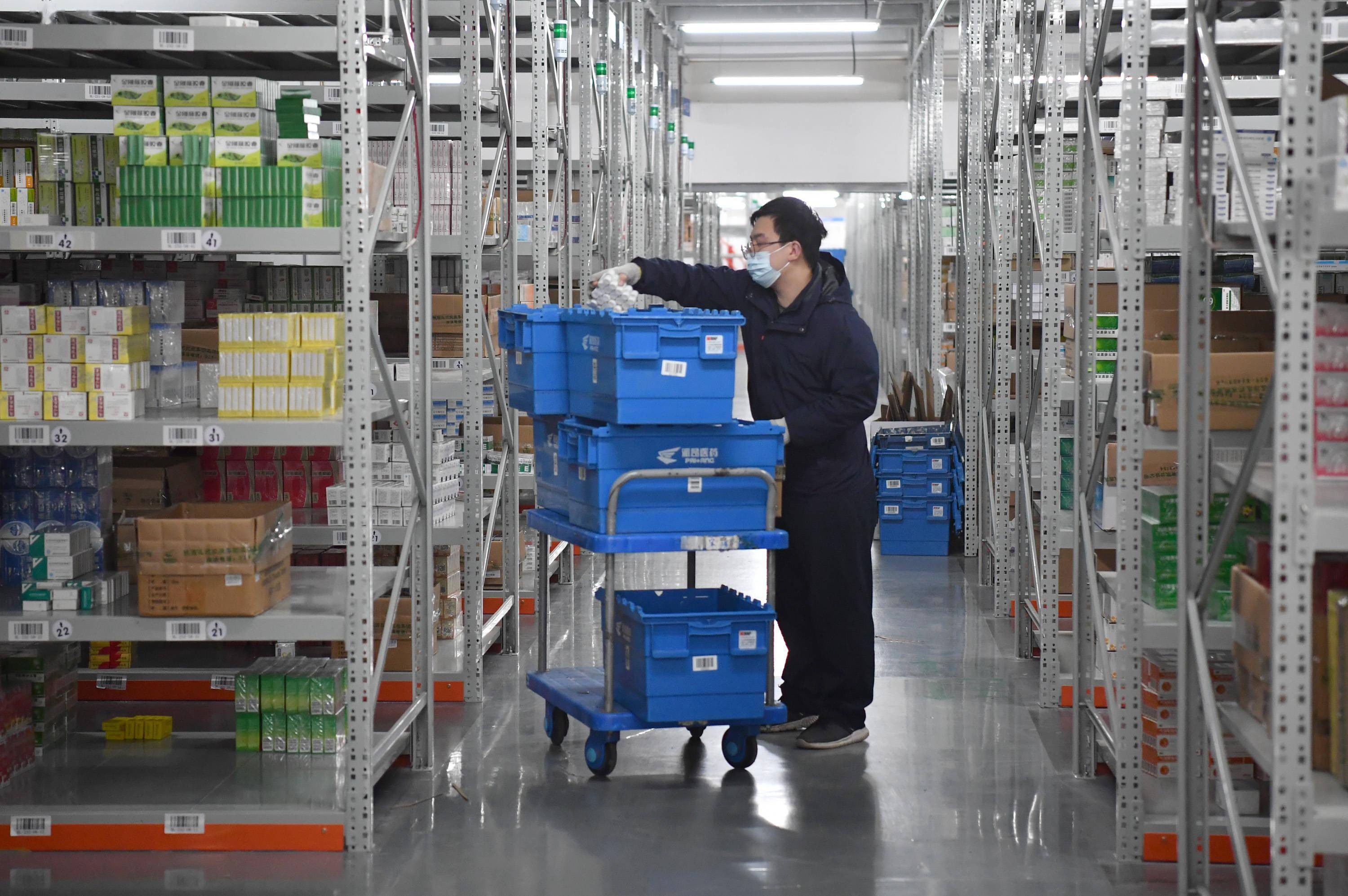 陕药集团派昂医药公司工作人员在向西安市区一家零售药店配送药品