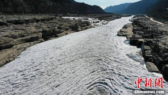 寒潮|黄河壶口瀑布现“流凌叉桥”景观