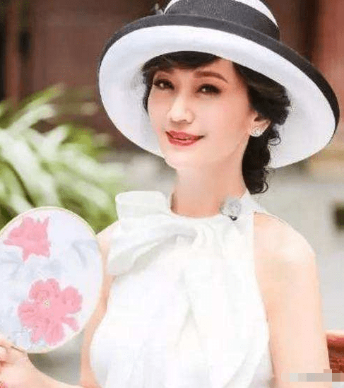 毫不夸张的说真的是个十八岁的花季少女,她不仅容颜未老,心也没有沧桑