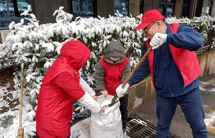 雨花区侯家塘街道,"90后"小伙刘尚峰一直在扫雪,撒盐,铺麻袋,帮助行人