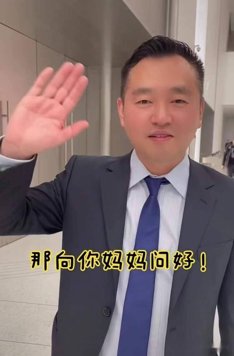 刘国梁|孔令辉亮相红光满面，举签名照送人，发福仍显帅气，难回国乒执教