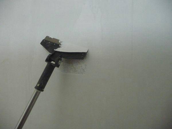 2,如果是因为室内湿度过高,则需要把受潮的部分用铲刀铲掉,保持室内