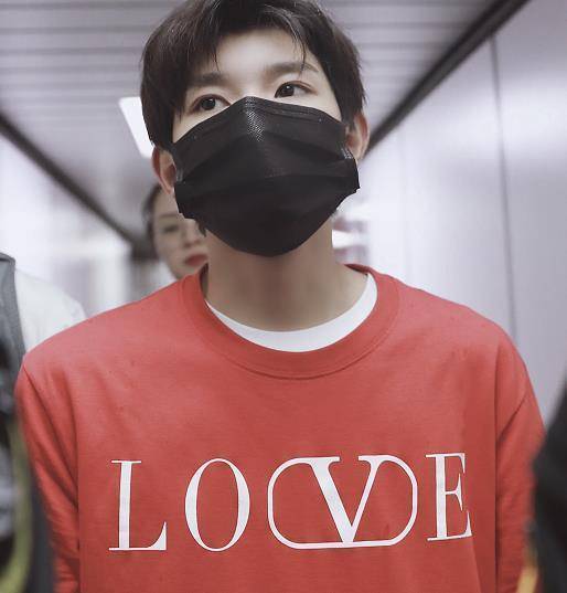 本来可以休息,他又需要打开电脑继续上网课,兄弟俩的处境多让粉丝心疼