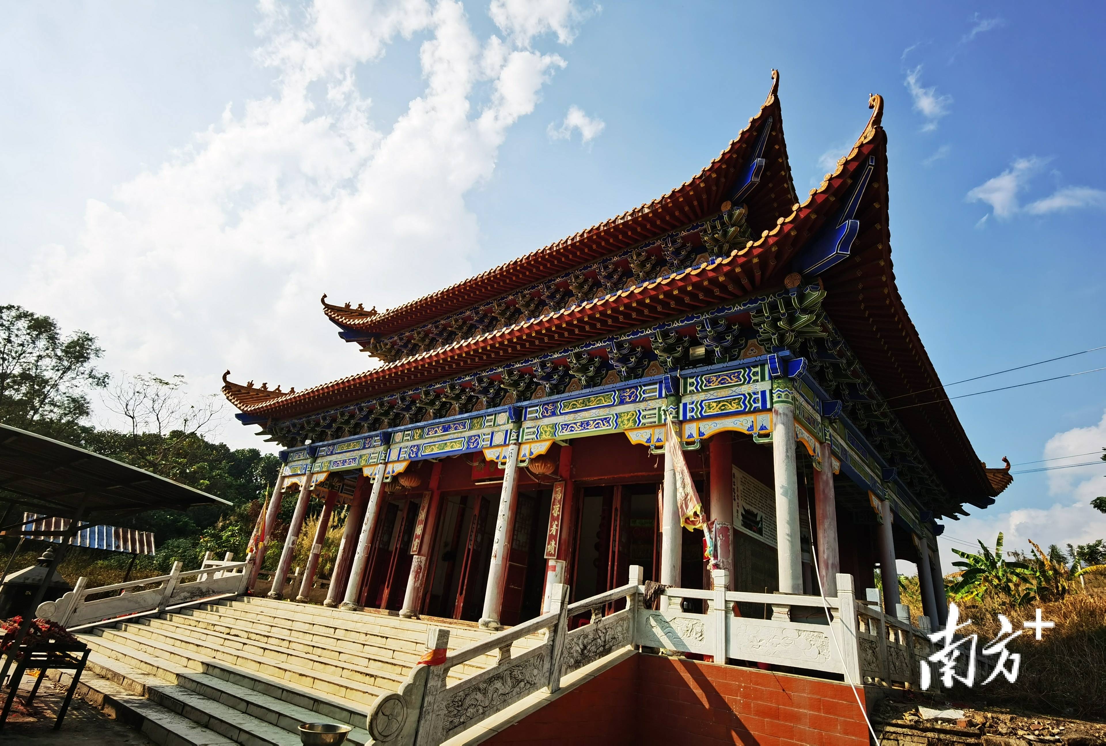 霞洞浮山岭南麓晏公岭(狮子岭)向阳坡,建有一诚敬