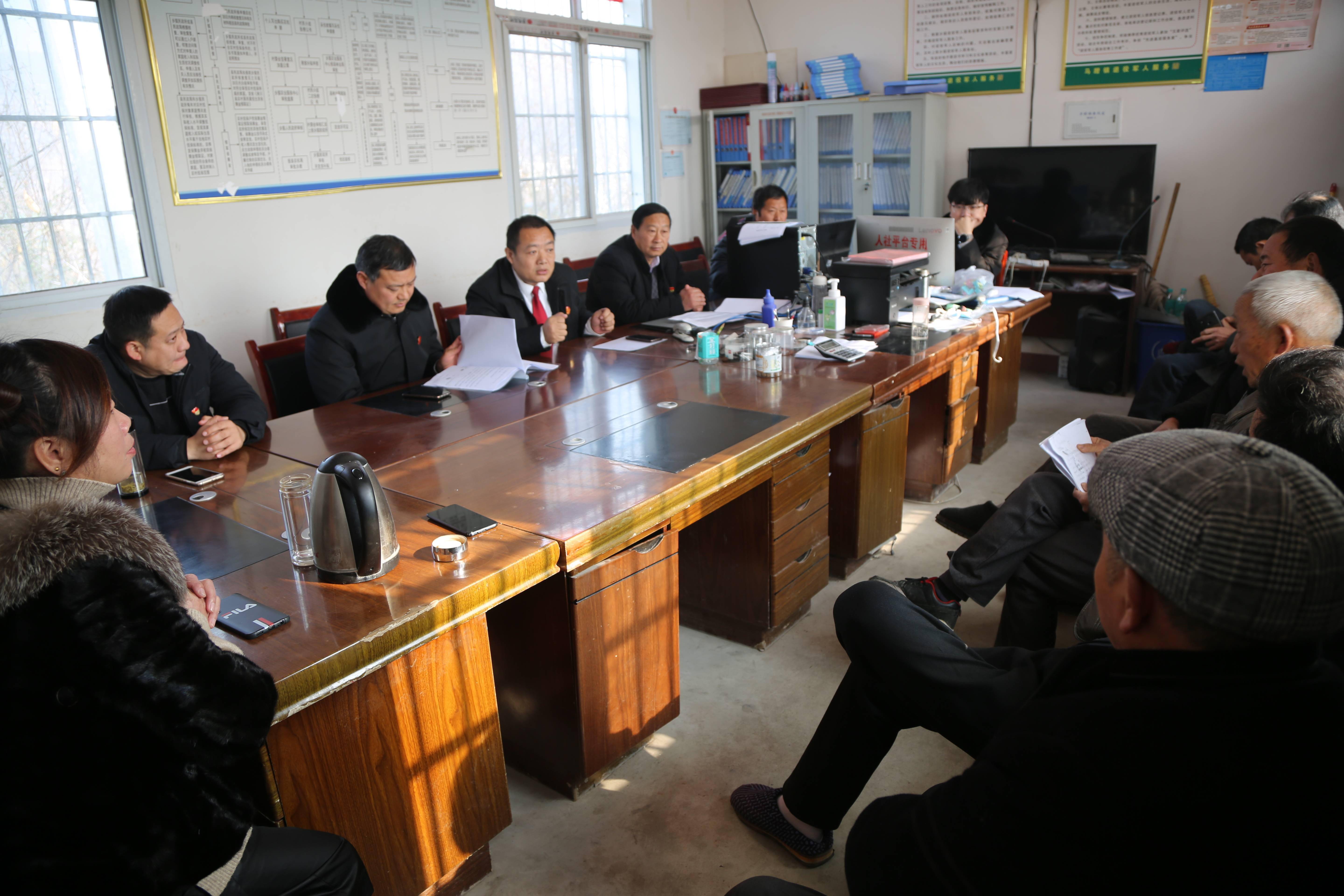 信访办主任李建国,杨营管理区主任贾书淅进行现场调解