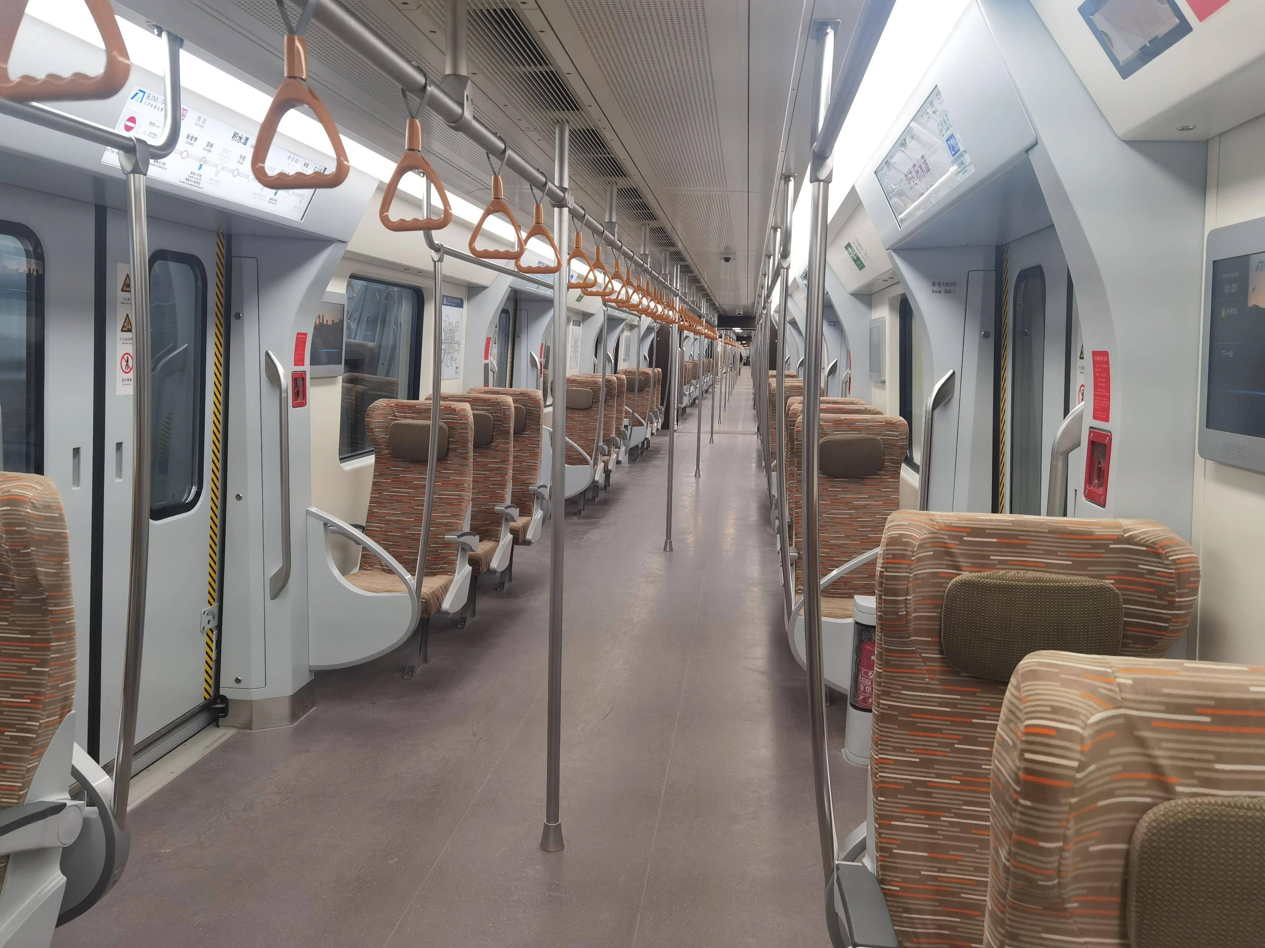 19号线列车车厢内部/记者拍摄即将投用的19号线新宫车辆段/记者拍摄