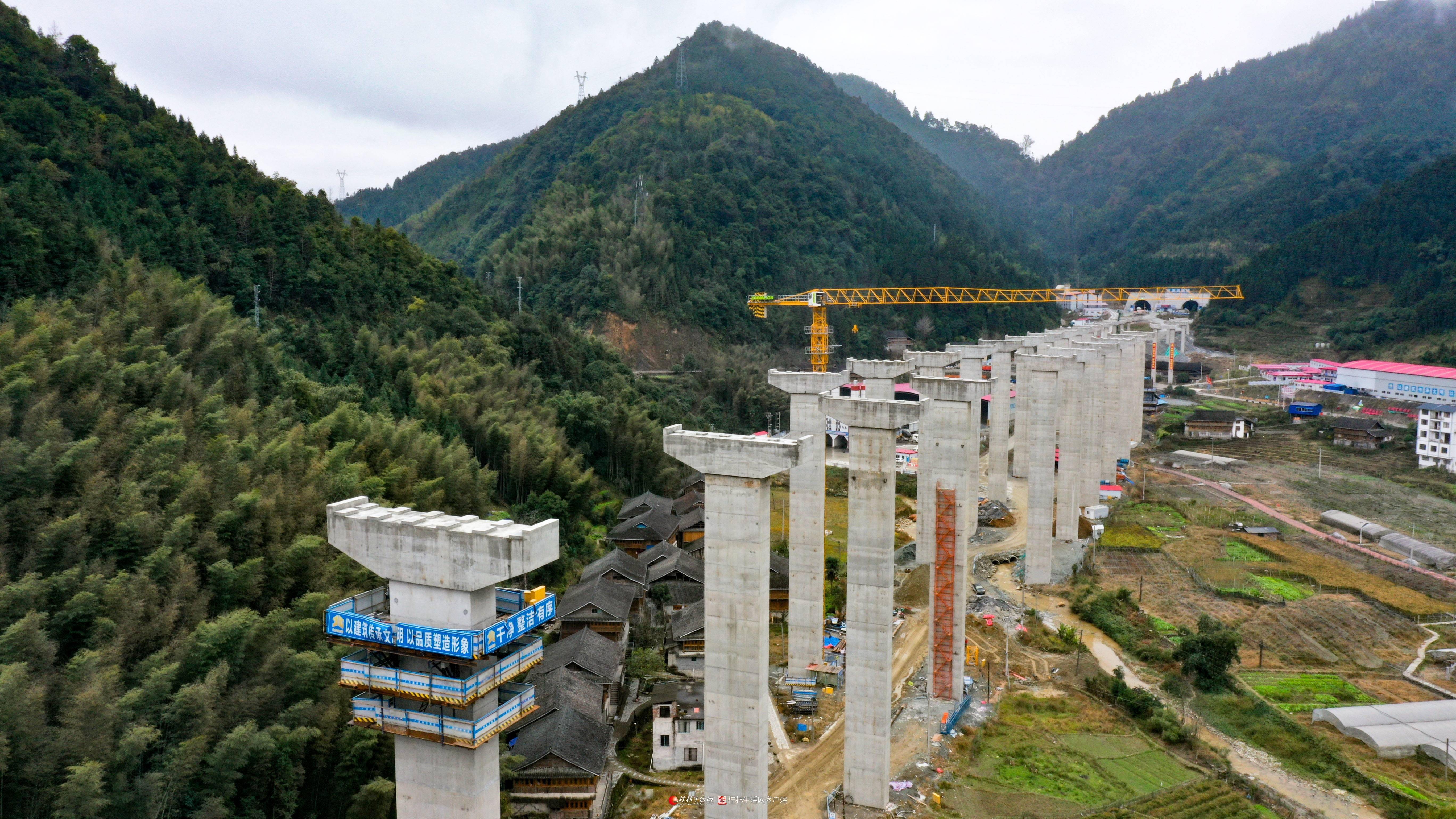 12月29日,在龙城(龙胜至湖南城步)高速公路民合高架桥施工段,项目正在