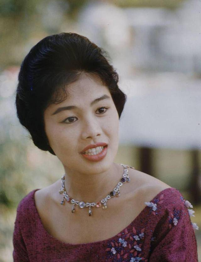 诗丽吉王后不显老人到中年很漂亮抱着孙女却像母女一样