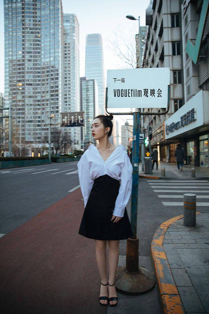 邓恩熙亮相voguefilm观映会着白衬衣少女感十足