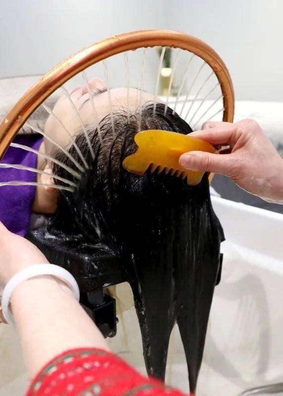 开关就喷出多条均匀的水柱,水帘洞一样的水循环流冲洗着小编的头发,这