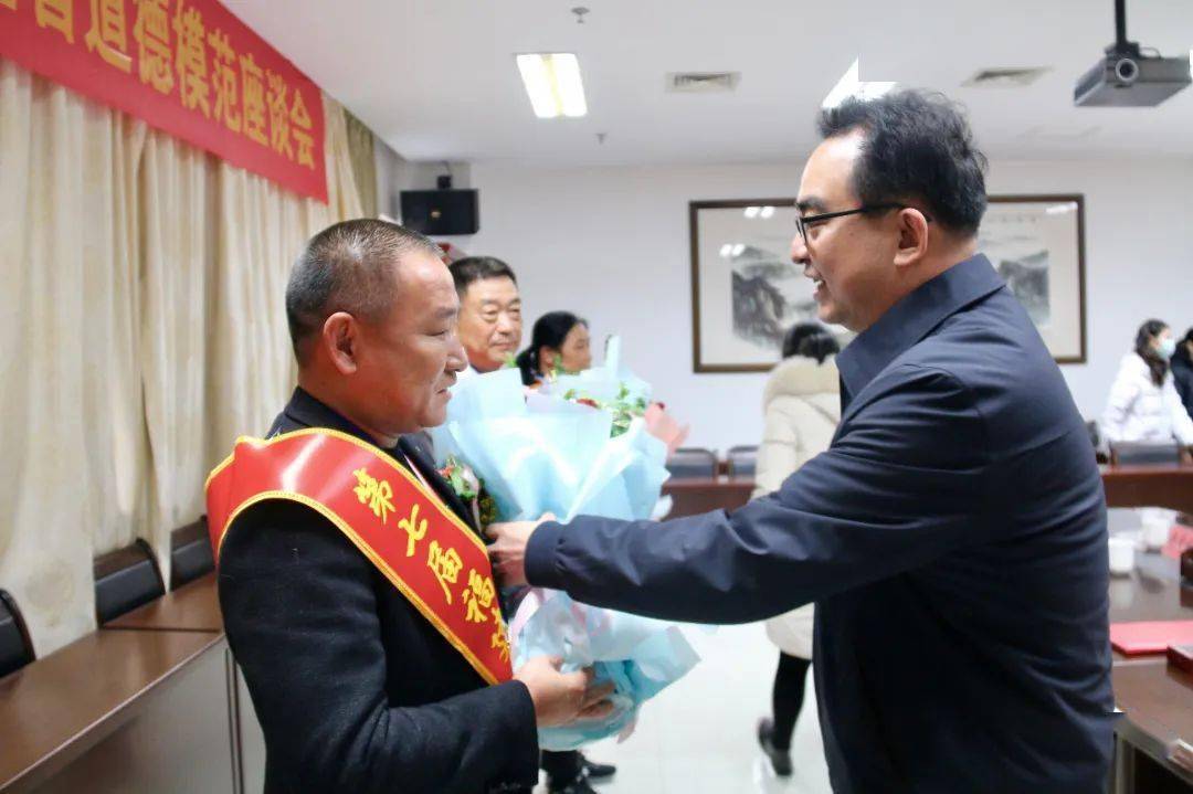 龙岩市委常委,宣传部部长杨溢向3位省级道德模范致以崇高的敬意和热烈