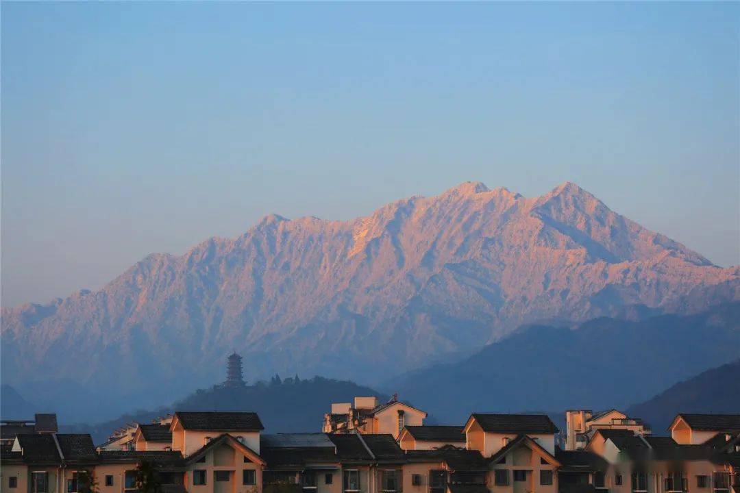 包围|如果有一万种理由来都江堰，那看雪山必是其一！