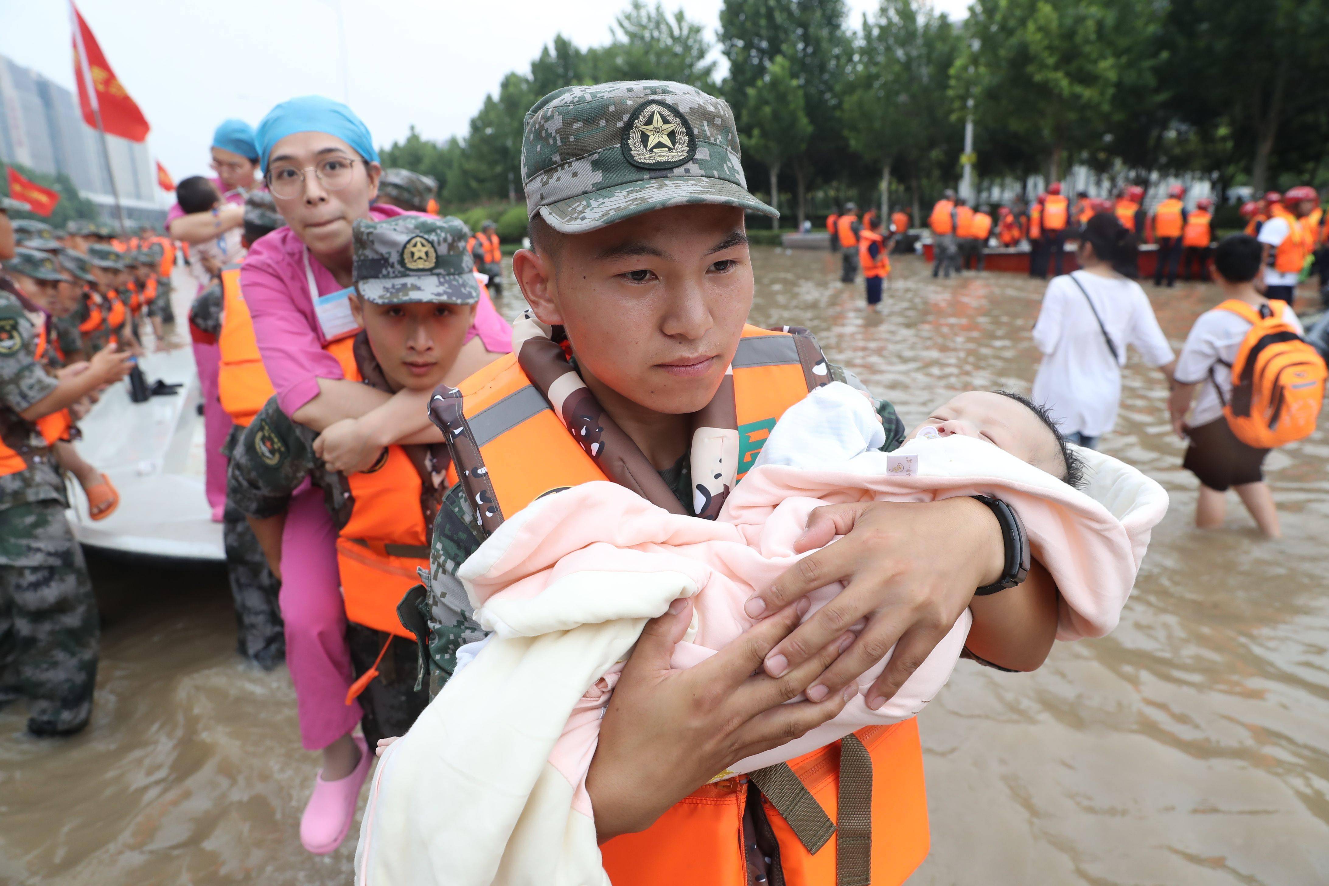 年终策划丨河南暴雨中的三张面孔在淤泥之上重新打捞生活