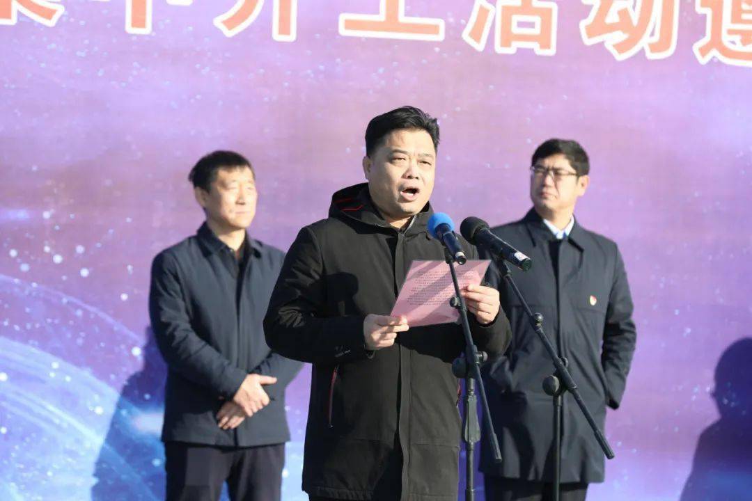 唐山港陆钢铁有限公司副总经理韦剑飞代表项目方作表态发言.