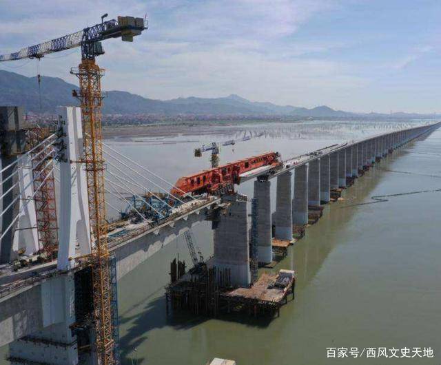 基建狂魔“新玩具”：世界首臺(tái)千噸級(jí)架橋機(jī)，協(xié)助湄洲灣大橋合龍