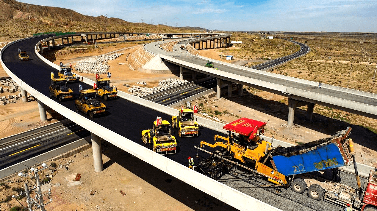 大漠戈壁變通途走近烏瑪高速公路建設者