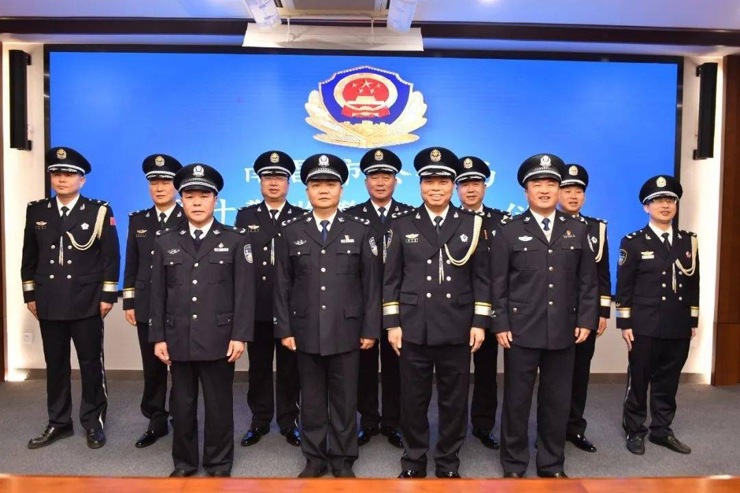 南昌市公安局举行人民警察警监授衔仪式