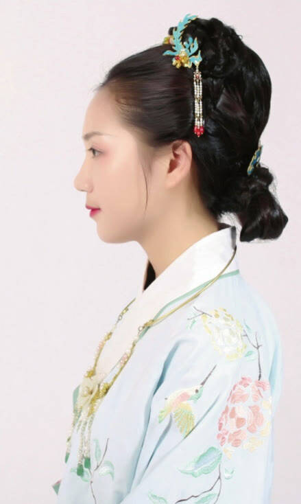 【所用手法】垫发,使用假发髻,盘发,打造燕尾.