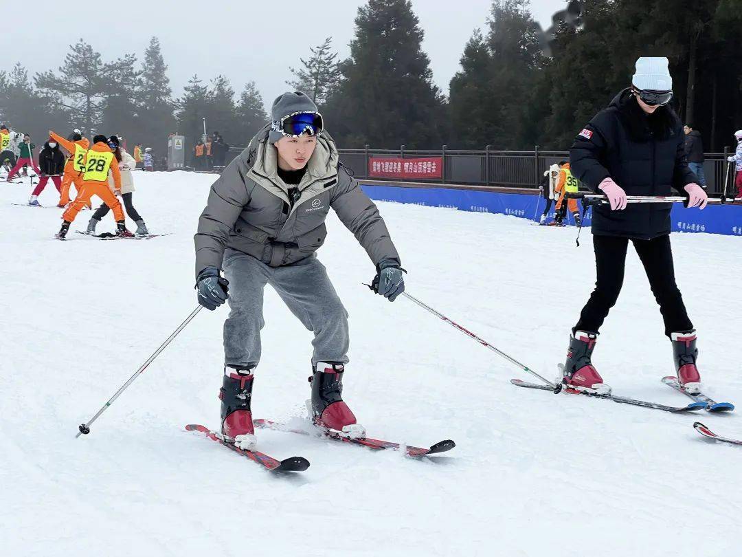 明月山滑雪场开业了快来一起御雪飞行