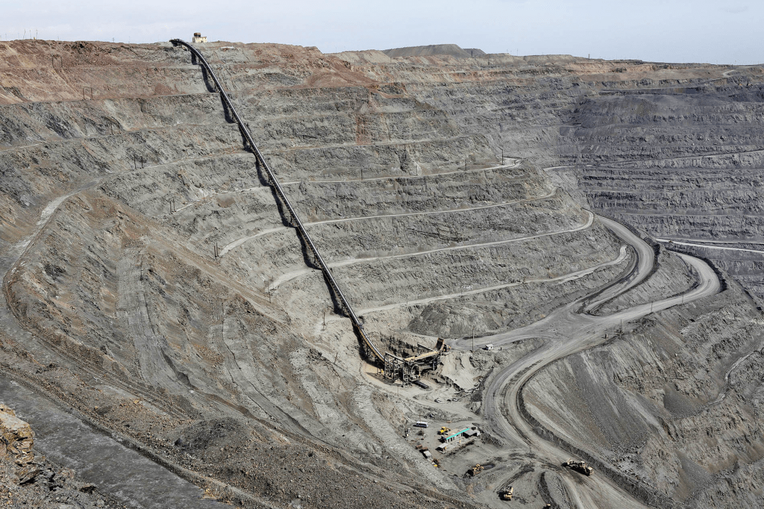 造山型金矿,赋矿围岩为黑色碳质页岩,矿床产于剪切带和断裂的交汇部位