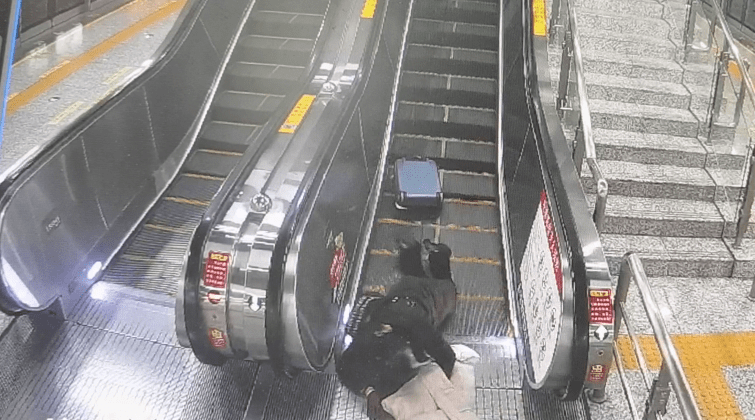 向你奔赴而来乘客电梯上突然晕倒长沙地铁人员及时出手