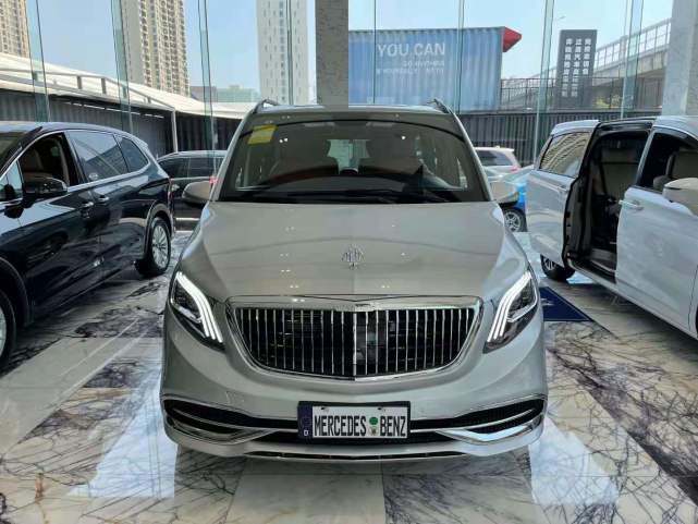 经典银灰奔驰威霆迈巴赫版尽显气场