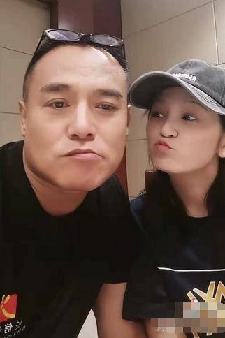 聚会亲脸遭批,本人回怼:亲下怎么了_肖茵_张芙蓉_互动