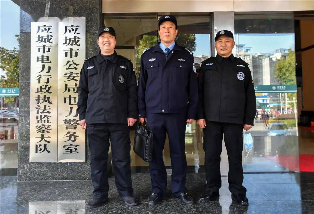 从部队转业后,组织分配他到湖北省应城市公安局工作.