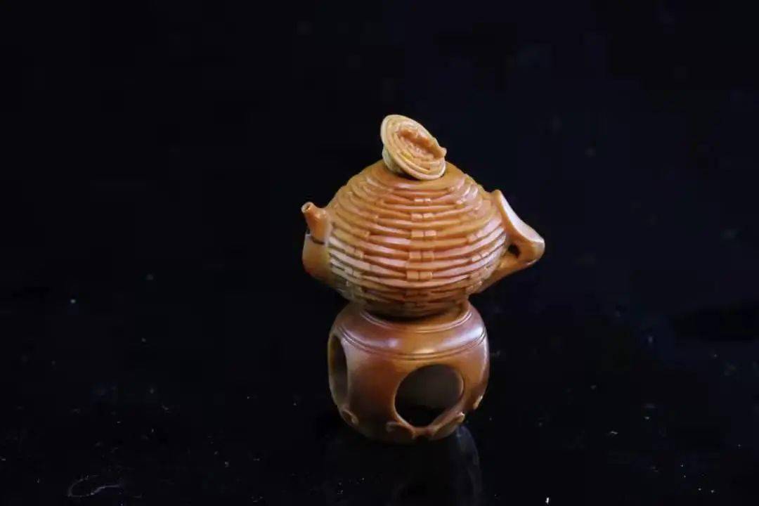 许静健并未满足于传统题材的核雕雕刻,他独立开创了橄榄核雕刻题材立