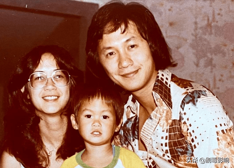 73岁许冠杰近况曝光和家人欢聚一堂千万豪宅尽显温馨