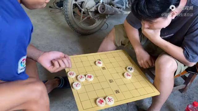 老弟和他的小伙伴下象棋把对方打成光杆司令还故意遛着人家玩