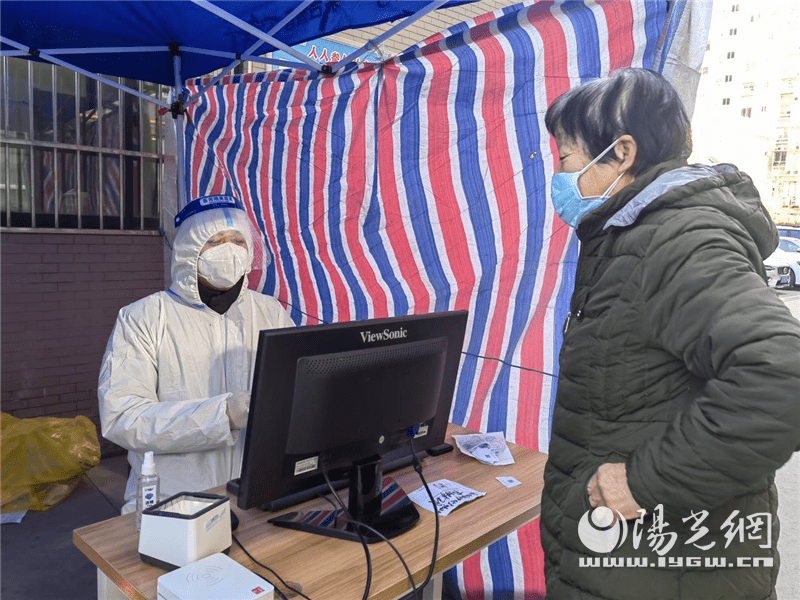 12月29日上午8时许,张伟就到达西安市长安区木材公司家属院核酸检测点