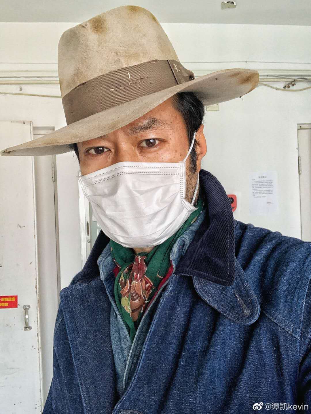 谭凯晒戴口罩照片 祝愿早日春暖花开_疫情_眉目_大叔