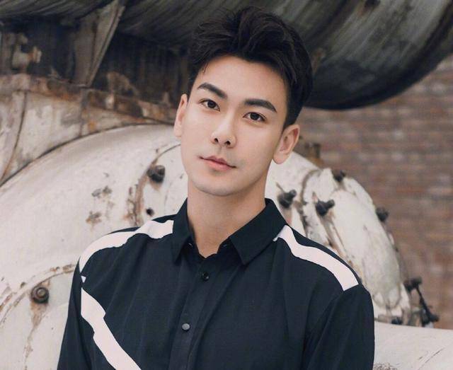 娱乐圈隐藏最深的学霸,985高校毕业,娶"青蛇"陈紫函为妻_戴向宇_年龄