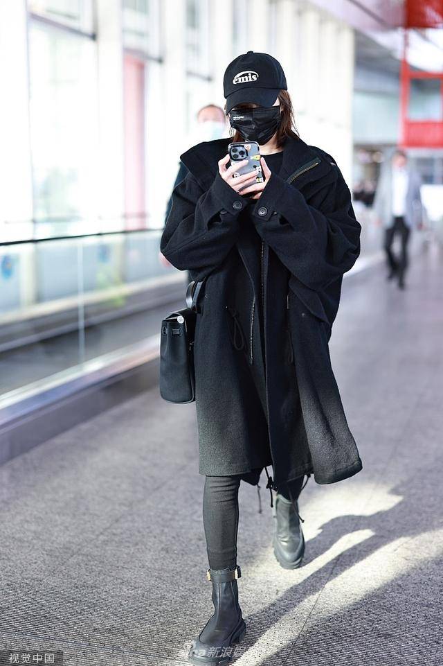 组图李纯全黑造型现身机场又酷又飒勾勒高挑身材