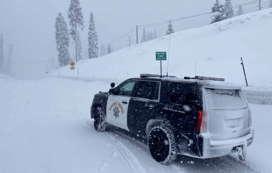 历史级暴雪加州太浩湖封山华人被困日租暴涨5000一晚没电没信号下山15