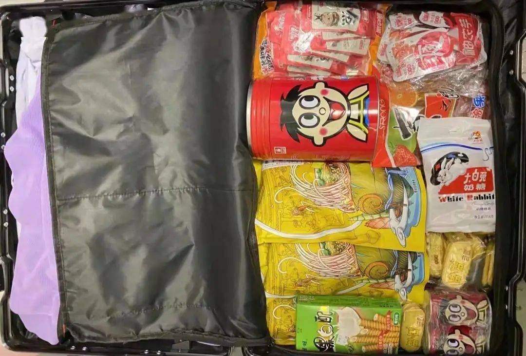 农农子的行李箱都装了什么?小侬今天就带你来开箱啦!_零食_书本_文艺